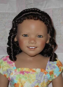 Kemper ANNELISE Puppenperücke Größe 14/15 mittelbraun Locken/Zopf Synthetik Mohair Neu mit Etikett - Bild 1 von 7