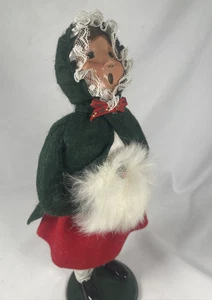 Byers Choice Ltd The Carolers Dame mit Handmuff roter Rock Vintage Weihnachten - Bild 1 von 13