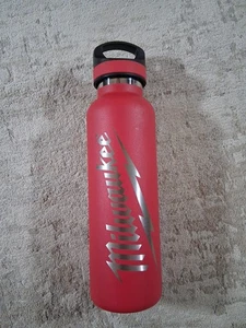 MILWAUKEE 20oz ACERO INOXIDABLE TUNDRA, BOTELLA DE AGUA ROJA SIN CAJA - Imagen 1 de 5