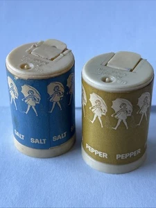 Coctelera miniatura y pimienta Morton Salt vintage con producto - Imagen 1 de 4