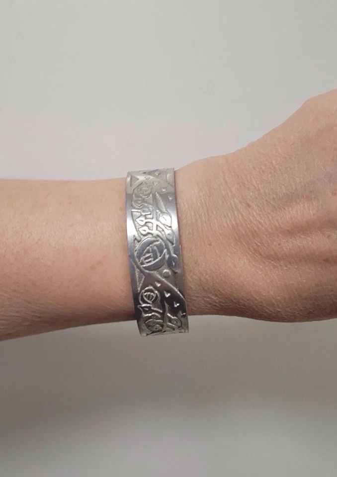 Pulsera de peltre con una rosa (artista René Mackintosh). Foto 1 de 4