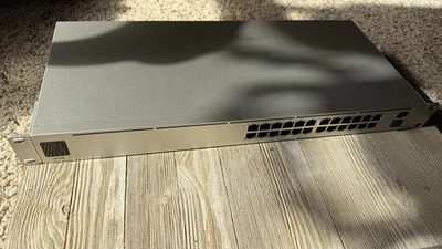 Conmutador Ubiquiti UniFi Network 24 PoE USW-24-PoE Foto 1 de 3