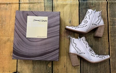 Botas Jeffrey Campbell Show Pony Adornadas Cuero Blanco Tachonado Talla 7.5 Foto 1 de 4