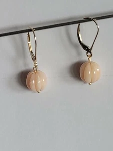 Pendientes de coral de piel de ángel natural tallada en melón altos de oro macizo de 14kt con patas - Imagen 1 de 4