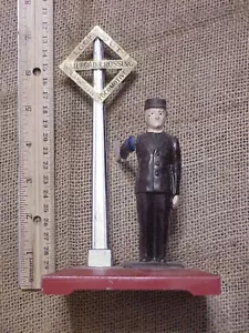 Vintage Lionel 1045 - Railroad crossing & Automatic Flagman - Picture 1 of 4