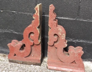 Dos antiguos soportes de porche de ménsula victoriana de madera de 1890 pintura roja antigua granja ciudad - Imagen 1 de 19