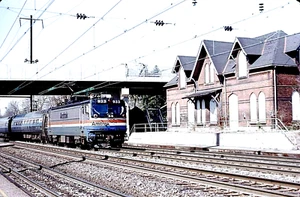 ORIGINAL KODACHROME SLIDE AMTRAK AEM-7 #933 NEWARK, DELAWARE MAY 1987 - Picture 1 of 1