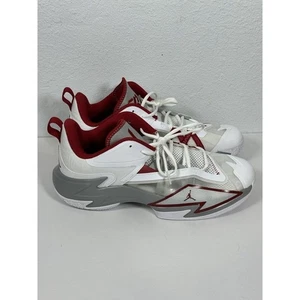 SCARPE AIR JORDAN UOMO, ONE TAKE 3, COLORE BIANCO/PALESTRA ROSSO-LT GRIGIO FUMO, TAGLIA 12 - Foto 1 di 10