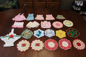 21 Vintage heiße Pads Topflappen Untersetzer Wanddeko Handarbeit gehäkelt Hose Kleid Blume - Bild 1 von 8