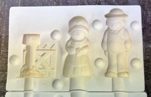 MOLDE DE CERÁMICA BOOTHE DE COLECCIÓN #428 DULCES RECUERDOS GRANJERO/ESPOSA/BUZÓN DE CORREO - Imagen 1 de 9