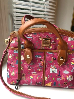 Cartera Park Life Disney Dooney & Bourke 2020 usada Foto 1 de 4