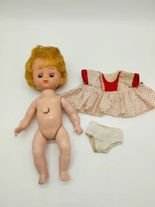 Bambola vintage corpo plastica dura 9" pulsante per scuotere la testa sì/no HTF vestito - Foto 1 di 21