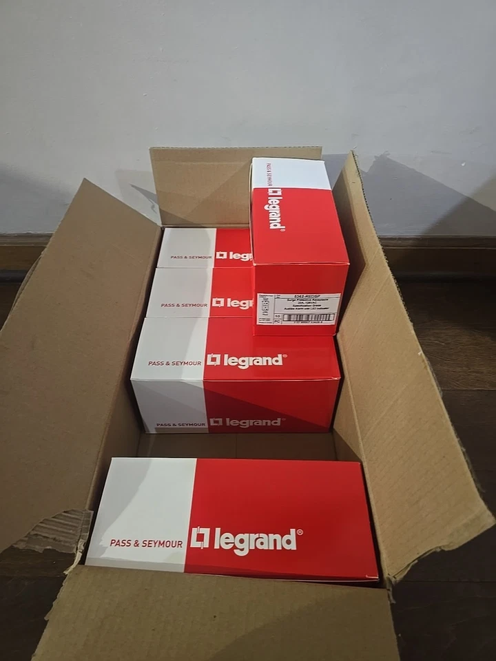 Lote 50x LEGRAND 5362-REDSP RECEPTÁCULO PROTECTOR CONTRA SOBRETENSIONES ROJO CON ALARMA 20A 125V Foto 1 de 4