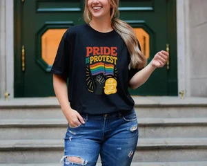 Camiseta Funny Pride Is Protest Unisex Hombre Mujer - Imagen 1 de 4
