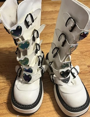 Emily 330 Branco Fosco 2" Plataforma Meia Panturrilha Coração Combate Botas Punk DEMONIA WMN 8 - Imagem 1 de 4