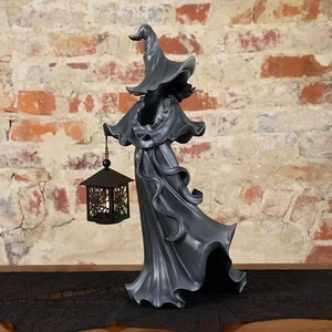 Barril Galleta 21CM Bruja Resina Negra Con Linterna LED 2025 Decoración Halloween - Imagen 1 de 6