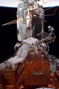 SM2: Astronauta che si prepara per EVA HUBBLE MISSION FOTOGRAFIA 8X12 - Foto 1 di 1