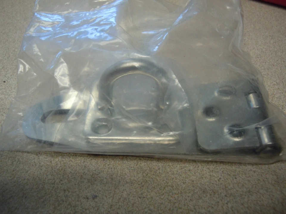 Cerraduras de candado de esquina - McMaster-Carr Hasp 3-1/4" x 1-3/16" x 1/16" brazo, 304 SS Foto 1 de 3