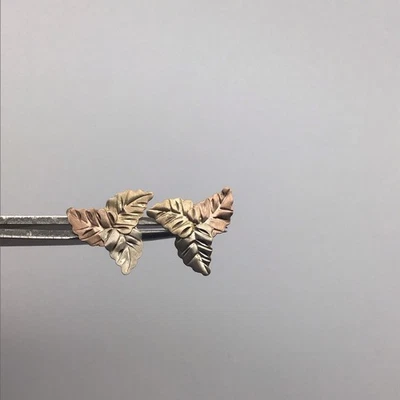 Aretes de tres hojas de oro amarillo blanco y rosa de 14k JCM Foto 1 de 4