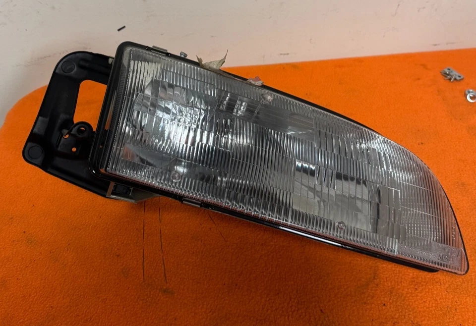 1991-1994 SUZUKI SWIFT COUPE DRIVER SIDE HEADLIGHT OEM (P)3532060BF1 Foto 1 de 4