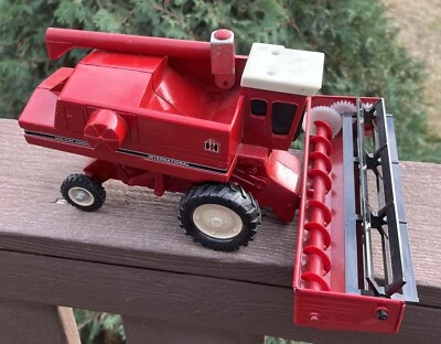 Ertl Toys International Harvester IH Axial Flow Combine 1/32 Scale Diecast #413 - Image 1 of 4