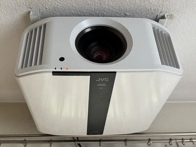 JVC DLA-N7 Beamer in weiß (selten!!) - nur 590h + neue Orig-Lampe - Bild 1 von 4