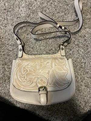 Bandolera Patricia Nash Linny Saddle Bag Tiza Marfil Blanco Tooled Foto 1 de 4