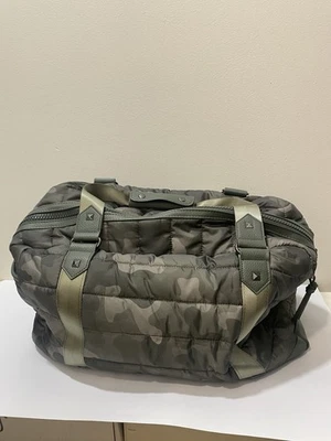 "Bolso de lona acolchado de nailon para mujer ISAAC MIZRAHI 11,5"" H X 18,5"" L X 12"" W" Foto 1 de 4