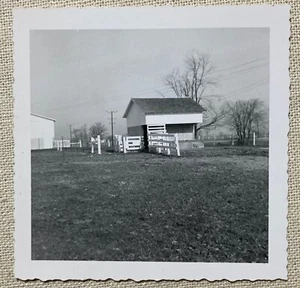 Vintage Foto 1950er Bauernhof weißer Zaun gewellter Rand schwarz & weiß 3,5" x 3,5" - Bild 1 von 4