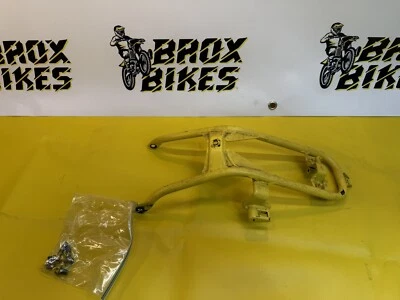 Suporte de para-lama traseiro Suzuki 1990 DR350ES DR350 DR 350 FABRICANTE DE EQUIPAMENTO ORIGINAL 63120-14D11 - Imagem 1 de 4