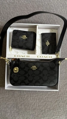 Conjunto Coach negro con bolso de hombro, billetera y tarjetero para mujer Foto 1 de 2