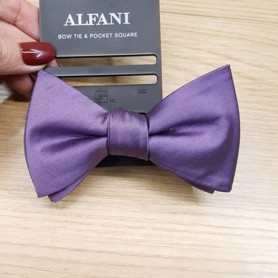 Pajarita ajustable preatada de satén púrpura liso ALFANI para hombre Foto 1 de 3