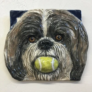 Piastrella cane ceramica Shih Tzu appendi parete scultura fatta a mano di Sondra Alexander Art - Foto 1 di 4