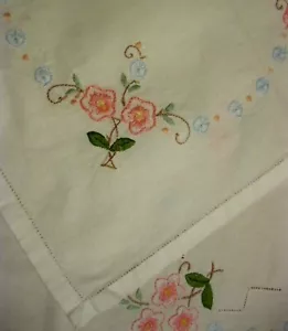 Alte Mitteldecke mit zarter Stickerei Blüten Blumen Lochstickerei Hohlsaum handa - Bild 1 von 2
