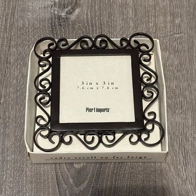 Pier 1 IMPORTS 画框棕色卷轴锻铁外观 3 x 3 — 第 1/2 张图片