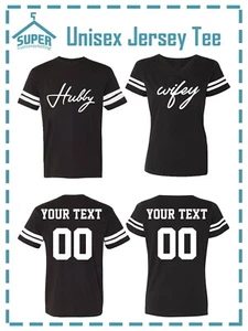Hubby Wifey MODE feiner JERSEY-STIL PAARE T-SHIRTS INDIVIDUELLER RÜCKEN PERSONALISIERT - Bild 1 von 3