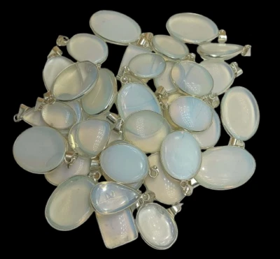 Lote único colgante hecho a mano de piedras preciosas de opalita blanca enchapado en plata de ley 925 ~ Foto 1 de 2