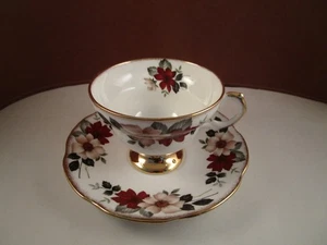 Tazza e piattino vintage Royal Dover Bone China England fiori rossi bianchi - Foto 1 di 11