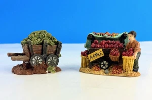 Zwei (2) Stück Bauernmarkt Weihnachtsdorf Miniatur Figuren - Resin - Bild 1 von 5