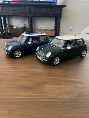 Lot of 2 Scale 1/18 Mini Cooper Maisto Die-cast Cars 1:18 Green and Blue - Image 1 of 4