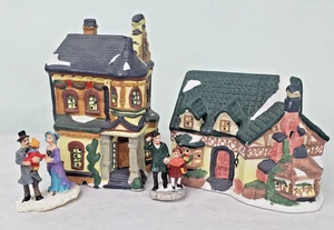 Village 4-teiliges Set Cottage Home 2 Figuren & 2-stöckiges Haus Glühbirnen nicht enthalten - Bild 1 von 13