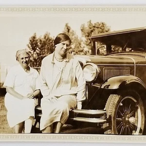 Istantanea Fotografia Donne Sedute Su Auto Paraurti Anteriore Vintage - Foto 1 di 9