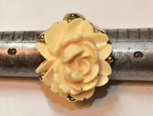 Oro Vintage Tono Tallado Plástico Beige Rosa Forma Anillo Tamaño 7 - Imagen 1 de 3