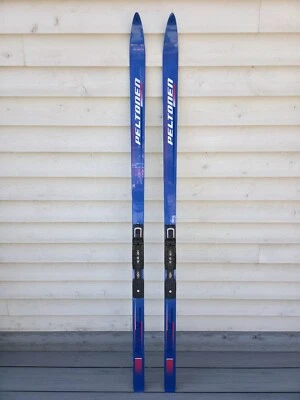 VINTAGE Esquís de Nieve Azul Antiguo PELTONEN PEREGRINE NNN Fijaciones Medidas 70" 180 cm Foto 1 de 4