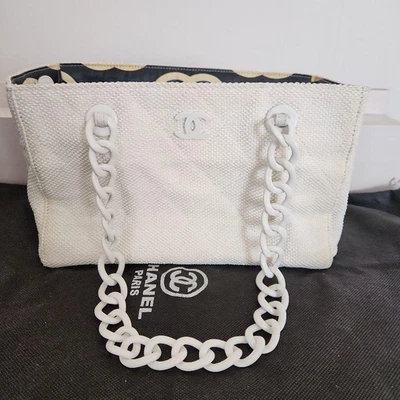 Auténtico bolso de hombro Chanel Matelasse blanco marca CC 11,81 x 7,48 pulgadas con bolsa Foto 1 de 4