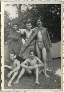 ALTES FOTO - VINTAGE SNAPSHOT - MANN NACKTER OBERKÖRPER SLIP GRUPPE LUSTIG - MAN - Bild 1 von 1