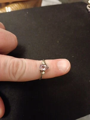 Anillo de piedras preciosas púrpura claro de plata de ley Avon talla 8 Foto 1 de 4