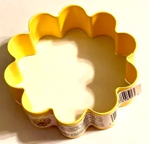 Tagliabiscotti Wilton a forma di margherita metallo rivestito 2019 misura 3" fiore giallo - Foto 1 di 4