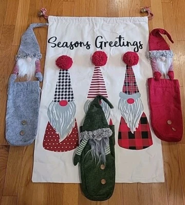 Рождественская холщовая подарочная сумка-тоут Gnome Lovers на шнурке с 3 чехлами на винные бутылки  - Изображение 1 из 4