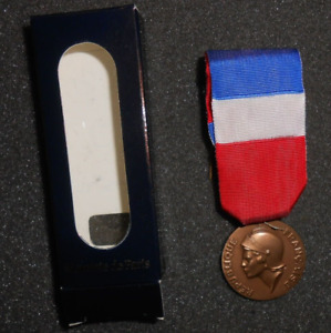 Belle médaille MINISTERE DE LA DEFENSE TERRE  FRANCE avec boite monnaie de Paris